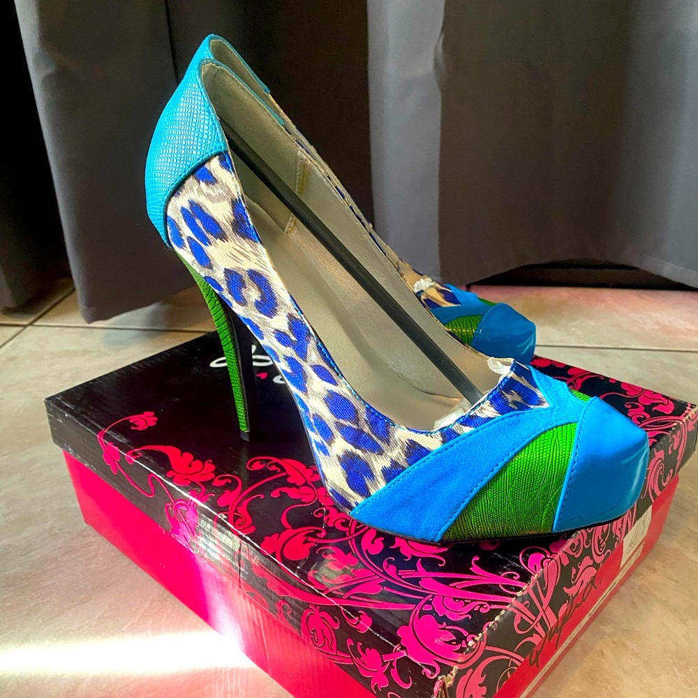 Qupid Multicolor Blue Heels size 8 1/2